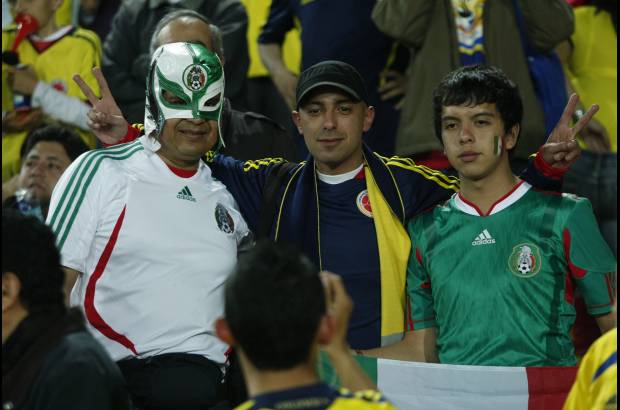 Reuters - Fiesta y camarader&#237;a en las tribunas, como se debe vivir el f&#250;tbol.