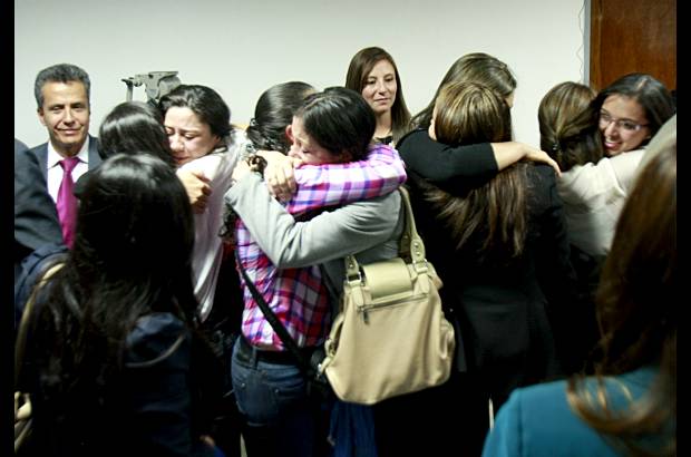 Colprensa - Los familiares y amigos de las universitarias no ocultaron su alegr&#237;a tras conocer la decisi&#243;n de la jueza.