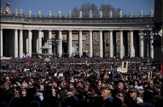 AP - ...roto de vez en cuando por fuertes aplausos ante las sinceras y sencillas palabras pronunciadas con voz trémula por Benedicto XVI.