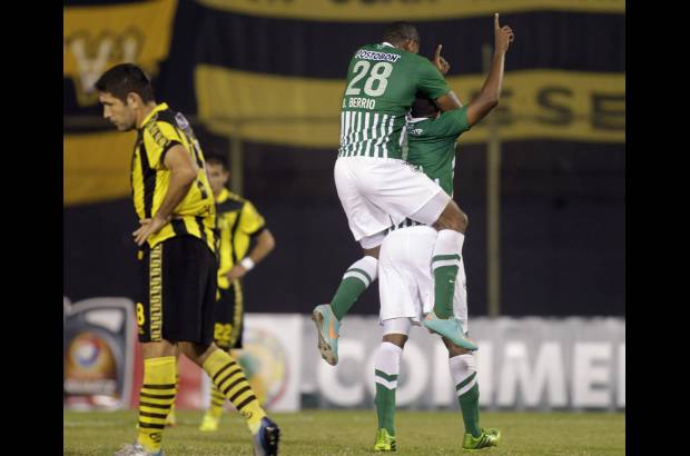 Reuters - En el mediocampo, los cambios de ritmo de los volantes, con sus salidas rápidas por las bandas, mantuvieron entretenida a la zaga del Guaraní.