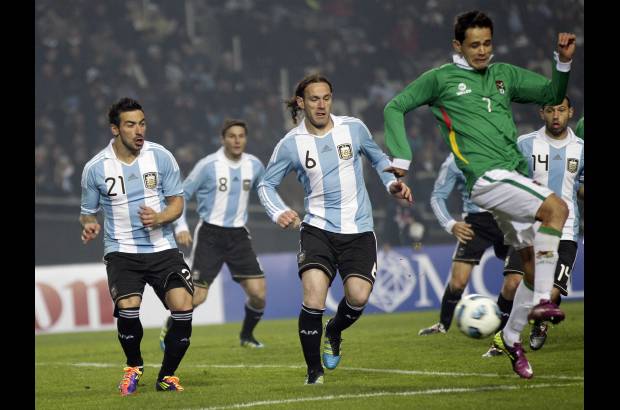 Reuters - Edivaldo Rojas, con la ayuda de Ever Banega, marc&#243; el primer gol del partido.