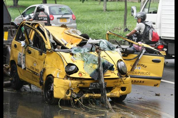 Juan Antonio S&#225;nchez - Un taxi se fue este jueves al r&#237;o Medell&#237;n, tras sacarlo un cami&#243;n de la v&#237;a.