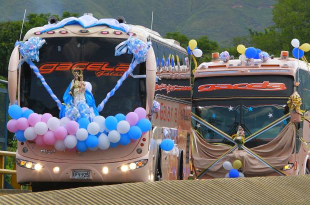 FOTO RÓBINSON SÁENZ - Como cada 16 de julio, Día de la Virgen del Carmen, conductores desfilaron con su patrona por varios puntos de Medellín. Decenas de vehículos, como buses, carros y motos, circularon entre las terminales del Sur y del Norte de la ciudad.