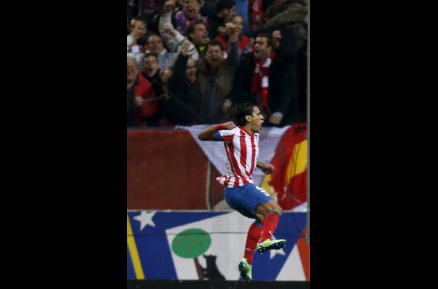 Foto Reuters - Falcao marc&#243; el gol 50 en la victoria ante el Sevilla 3-0.
