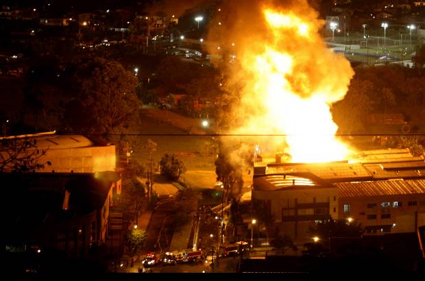 Juan Fernando Cano - Una noche movida se vivi&#243; en el municipio de Sabaneta por cuenta del incendio en la f&#225;brica de pinturas.