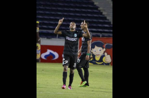 COLPRENSA - Sebasti&#225;n Viera despej&#243; mal y Johnathan Copete estuvo atento al rebote para meter el bal&#243;n de cabeza al fondo de la red del elenco tibur&#243;n.