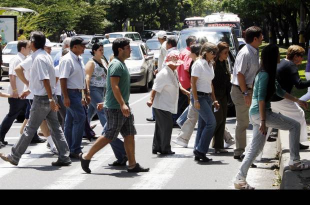 Jaime Pérez - Otros prefirieron llegar caminando por la cercanía entre sus casa y los lugares de votación.