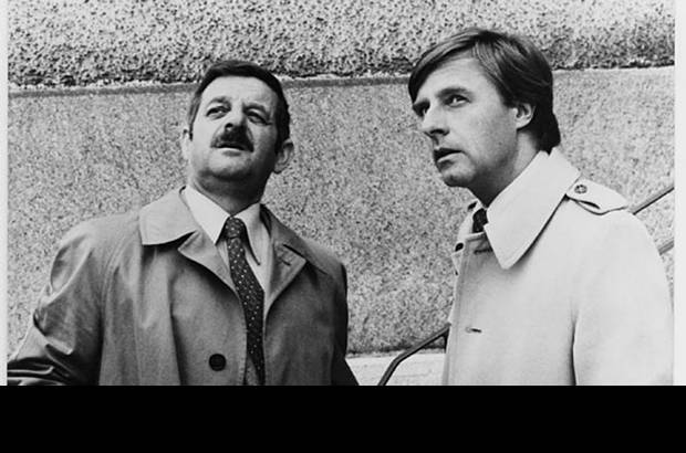 Die schweizermacher - La comedia suiza Los productores de suizos tiene como protagonistas a Max Bodmer y Moritz Fischer, quienes tratan de convertirse y vivir como ciudadanos suizos. Ellos son miembros de la policía cantonal que examina a los extranjeros candidatos a la ciudadanía. Diferentes personas tienen sus propias experiencias cuando se enfrentan a los diversos métodos que pueden emplearse en una investigación de este tipo.