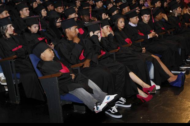 Foto Hernán Vanegas - En la silla del teatro era el único joven que quedaba con los pies colgando. Él ya se acostumbró a esta situación.