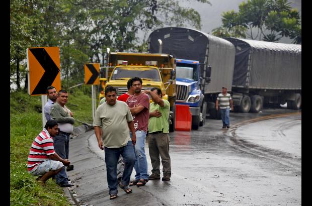 Julio C&#233;sar Herrera Echeverri - Muchos transportadores usan rutas alternas, como las v&#237;as de Medell&#237;n a Puerto Berr&#237;o y Manizales, pero dicen que esto les aumenta costos operativos en un 50 por ciento.