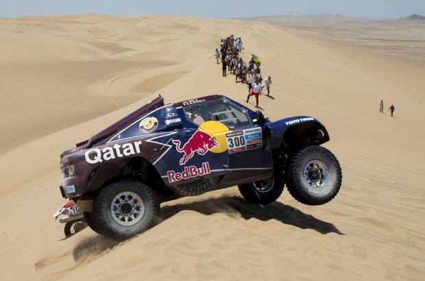 AP - El catar&#237; Nasser Al-Attiyah (Buggy) tambi&#233;n tuvo dificultades con la navegaci&#243;n pero no sufri&#243; tanto como Sainz. Finaliz&#243; sexto a m&#225;s de once minutos del ganador.