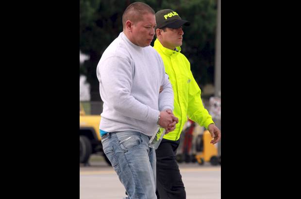 Colprensa - En un avión de la DEA fue traslado a Estados Unidos, este jueves por la mañana, Camilo Torres Martínez, alias "Fritanga", junto a otras seis personas para que respondan ante una Corte Federal de La Florida por el delito de narcotráfico.