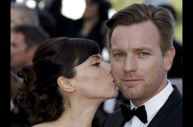 FOTO REUTERS - Tambi&#233;n asistieron a la proyecci&#243;n, acompa&#241;ado por su esposa, Eve Mavrakis, el actor escoc&#233;s Ewan McGregor, miembro del jurado de la secci&#243;n oficial...