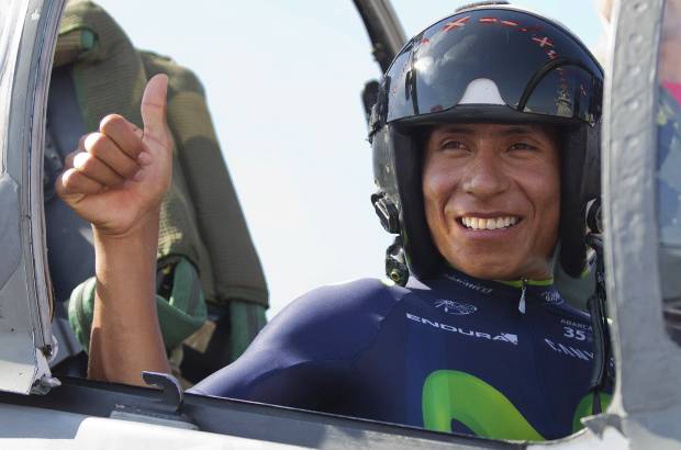 FOTO AP - La Vuelta a España partió este lunes desde un portaaviones de la Armada española, donde los ciclistas aprovecharon para tomarse fotos.