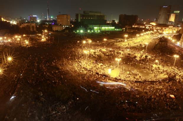Reuters - La violencia se instal&#243; en el centro de El Cairo, donde prosiguen los enfrentamientos entre manifestantes y fuerzas del orden.
