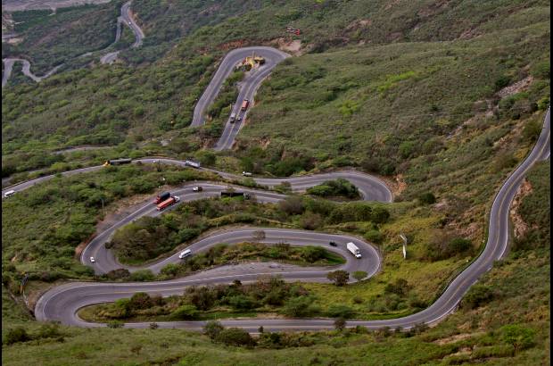 Henry Agudelo - Una sepenteante vía conduce al alto donde se encuentra el parque.