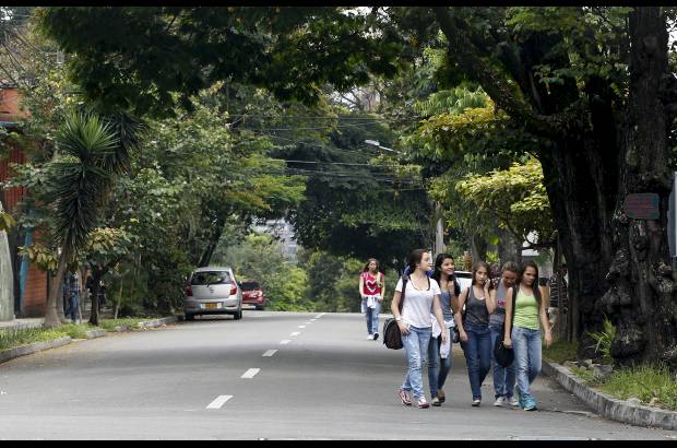 Jaime Pérez - El paso de rutas de buses y el alto tráfico atentan contra la movilidad del barrio.