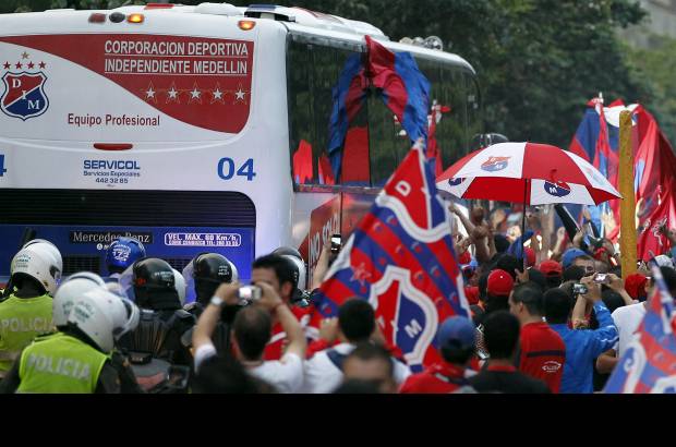 Jaime P&#233;rez - Los hinchas rojos y el recibimiento del equipo a su llegada al Atanasio.