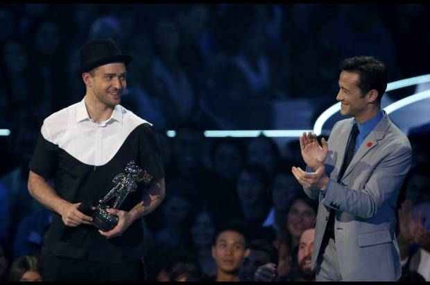 Reuters - Justin Timberlake recibe uno de los premios de la noche. A su lado el actor Joseph Gordon Levitt.