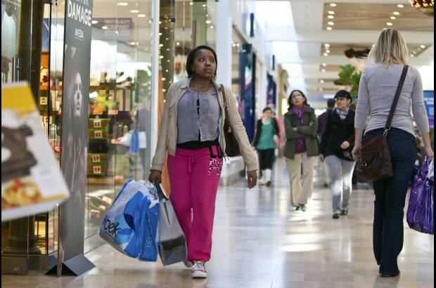 Reuters - La temporada de compras navide&#241;as comenz&#243; este viernes en Estados Unidos m&#225;s pronto de lo habitual, con muchos comercios que abrieron en la madrugada, y con algunos incidentes violentos de consumidores dispuestos a todo con tal de conseguir la mejor oferta en este &quot;black friday (viernes negro)&quot;.