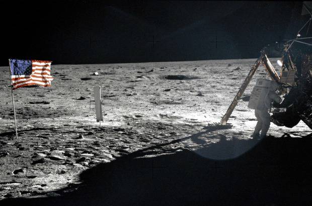 AP - NASA - 20 de julio de 1969. El astronauta del Apolo 11, Neil Armstrong, en la superficie lunar. Armstrong y su compañero Edwin Aldrin pasaron casi tres horas caminando en la luna.