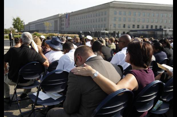 AP - En tres escenarios se centraron las miradas, la Zona Cero en Nueva York, donde se hundieron las Torres Gemelas, el edificio del Pent&#225;gono en Washington y el descampado de Shanksville, en Pensilvania.