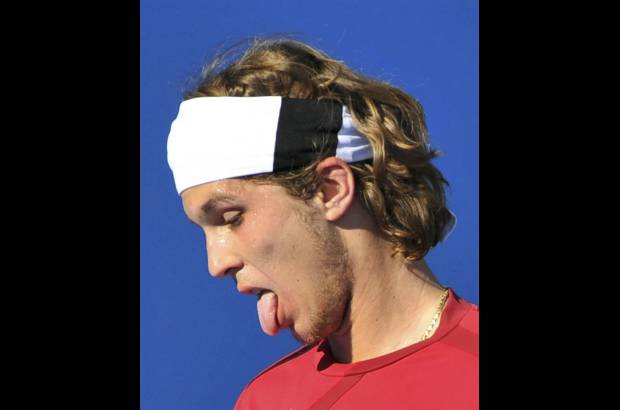 Reuters - El eslovaco Lukas Lacko, a pesar del fuerte calor que se refleja en su rostro, super&#243; al croata Ivan Ljubicic.