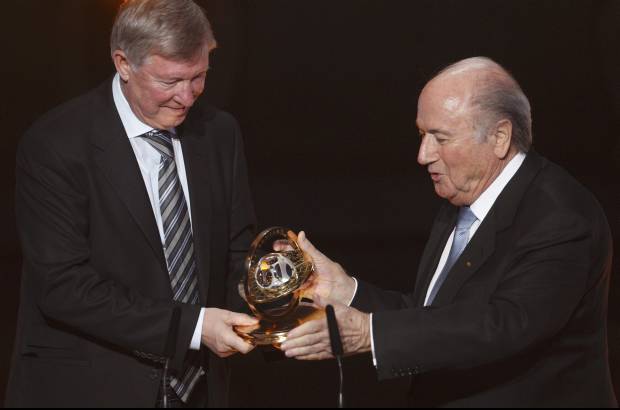 Reuters - El escoc&#233;s Sir Alex Ferguson, entrenador del Manchester United, recibi&#243; de la Fifa la Distinci&#243;n Presidencial por su dilatada y exitosa carrera en la direcci&#243;n t&#233;cnica.