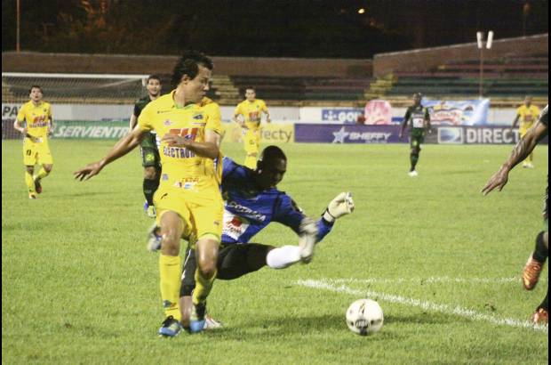 Colprensa - El Atl&#233;tico Huila sum&#243; un punto importante en un partido bien complicado para el t&#233;cnico N&#233;stor Otero, quien al final se conform&#243; con el empate.