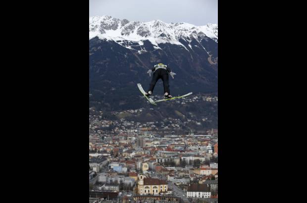 AP - Torneo de salto de ski en Innsbruck, Austria.