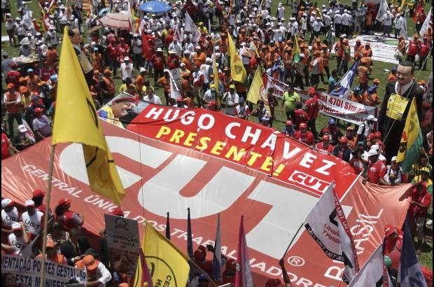 AP - El duelo general, que no lo pod&#237;an esconder ni los efectivos militares que resguardaban la seguridad de los ciudadanos ni los propios ministros, contrastaba con la habitual m&#250;sica llanera, las fanfarrias y canciones de batalla que no dejaron de sonar en este d&#237;a triste.