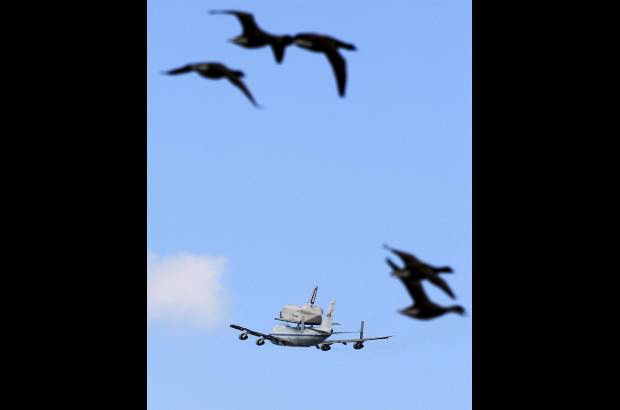 Foto AP - En la torre de control de Kennedy, los controladores a&#233;reos tuvieron que responder a multitud de preguntas de pilotos que esperaban su turno de aterrizaje, que fueron informados de un retraso debido a una &quot;actividad especial&quot;. Algunos comenzaron a preguntarse cu&#225;nto tiempo m&#225;s podr&#237;an permanecer en el aire. Y otros preguntaron cu&#225;l era la mejor posici&#243;n para tener una buena vista del transbordador.