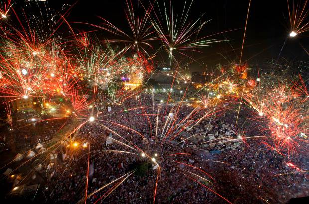 AP - Una explosi&#243;n de j&#250;bilo inund&#243; la cairota plaza Tahrir tras el anuncio del Ej&#233;rcito egipcio.