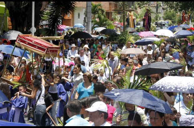 R&#243;binson S&#225;enz - La alta temperatura de la ma&#241;ana no fue impedimento para que los creyentes salieran a las calles.