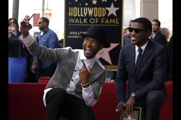 RE - El cantante y compositor Kenneth &quot;Babyface&quot; posa con Usher luego de recibir su estrella en el paseo de la fama en Hollywood.