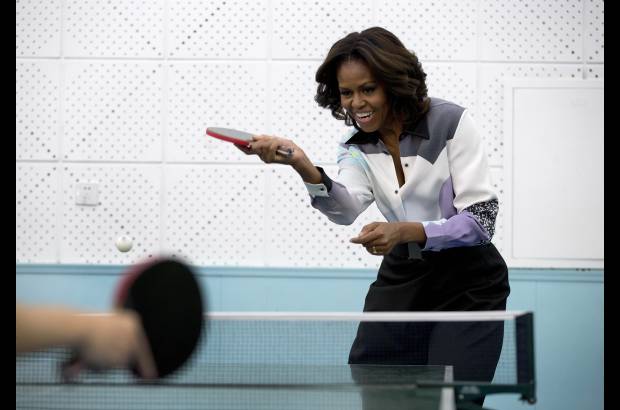 AP - Michelle Obama juega tenis de mesa en la Escuela Normal de Beijing, China. Una escuela que prepara a los estudiantes para asistir a los colegios en el extranjero.