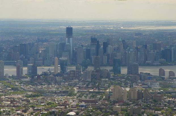 AP - Una vez est&#233; completada, previsiblemente hacia finales de 2013 &#243; principios de 2014, la Torre 1 del World Trade Center dominar&#225; el horizonte neoyorquino con sus 104 pisos y 541 metros de altura, que equivalen a 1.776 pies, una cifra simb&#243;lica porque &#233;se fue el a&#241;o que Estados Unidos se independiz&#243; formalmente del Imperio Brit&#225;nico.