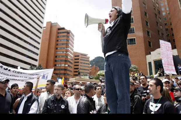 Colprensa - Los manifestantes fueron citados por el autor de novelas para televisi&#243;n Gustavo Bol&#237;var, entre otros de los convocantes.