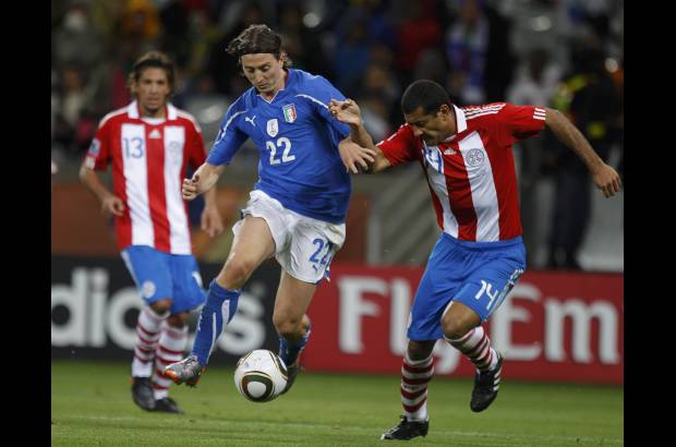 Reuters - El conjunto sudamericano tuvo el partido encarrilado. En su mano. Pero el desacierto de su meta le privó del triunfo y devolvió parte del crédito al criticado grupo de Marcelo Lippi, que no disipó sus dudas.