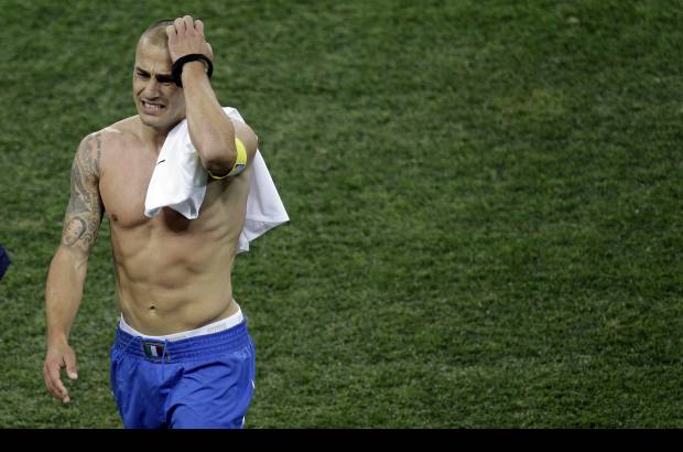 AP - El italiano Fabio Cannavaro no puede esconder su preocupación por el resultado de su selección.