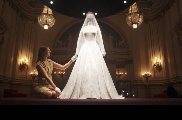 AP - El nombre de los creadores del celebrado vestido se mantuvo en secreto hasta el momento en que la novia sali&#243; de su hotel camino de la Abad&#237;a de Westminster y fue una de las pujas m&#225;s populares en las salas de apuestas.