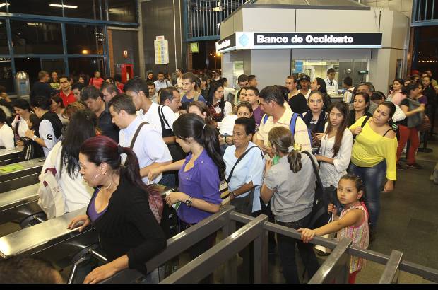 Foto R&#243;binson S&#225;enz - En los puentes de acceso a veces las filas van desde la taquilla hasta las escalas.