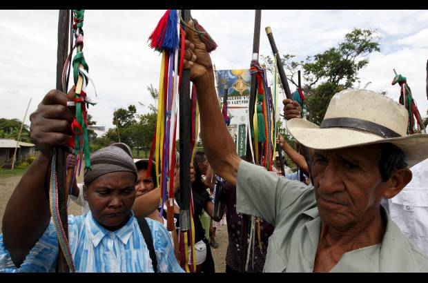 Manuel Saldarriaga - Los ind&#237;genas nasa que habitan el Cauca defienden la cosmovisi&#243;n de su tierra ancestral y sagrada que deben conservar. Pero lideran un reclamo de tierras que los enfrenta con los sectores empresariales y las comunidades campesinas y negras.