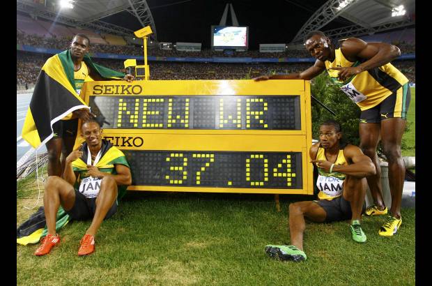 Reuters - Usain Bolt, que condujo al equipo jamaicano a la consecuci&#243;n de un nuevo r&#233;cord mundial de 4x100 metros (37.04), se declar&#243; &quot;orgulloso&quot; de su equipo y &quot;feliz&quot; consigo mismo.