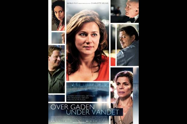 Over gaden, under vandet - Arriba de la calle, bajo el agua (Dinamarca, 2009) - Una película sobre la generación adulta, para la cual todo es posible y sólo la limita la imaginación. La pareja de Ask y Anne tienen todo lo que pueden desear, pero una mañana Anne se da cuenta de que Ask quiere una pausa, una decisión que llega a afectar a todos a su alrededor.