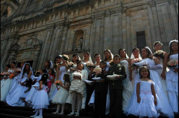 Colprensa-Germ&#225;n Enciso - Una foto para el recuerdo en el atrio de la Catedral Primada en la Plaza de Bol&#237;var de Bogot&#225;.