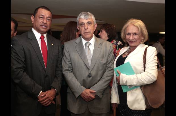 Fotos JULIO C&#201;SAR HERRERA - El decano Ram&#243;n Javier Mesa; el rector Alberto Uribe Correa, y Nora Espinal.