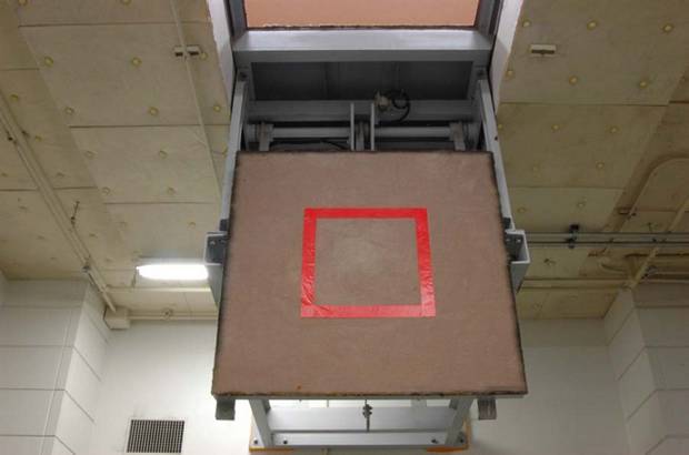 Reuters - La sala de ejecuci&#243;n tiene una trampilla en el suelo marcada con un cuadrado rojo donde se coloca el preso y, en el techo.