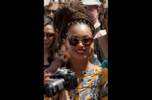AP - Beyonce recorrió todo el restaurante mirando en las paredes las fotos de otros famosos estadounidenses que han visitado el lugar como Jack Nicholson, Jodie Foster, Danny Glover, Will Smith y James Belushi.
