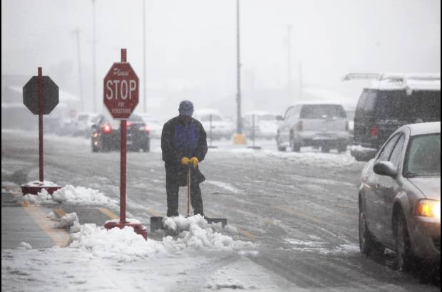 Reuters - Neal Abernathy, un empleado con el Centro de Ahorro Familiar en Mountain View Road en Rapid City, saca la nieve a la entrada de la tienda luego de la tormenta que cay&#243; en Dakota del Sur.